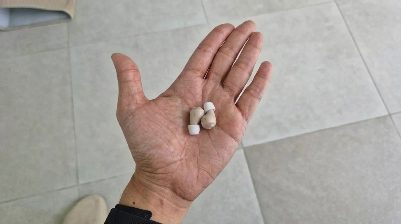 Auris Komfort Hörgeräte in der Hand